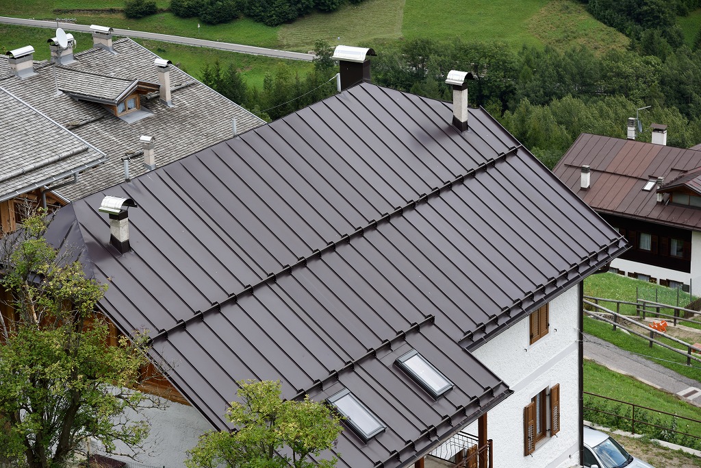 屋根塗装の耐久度はどのくらい？素材別に紹介！